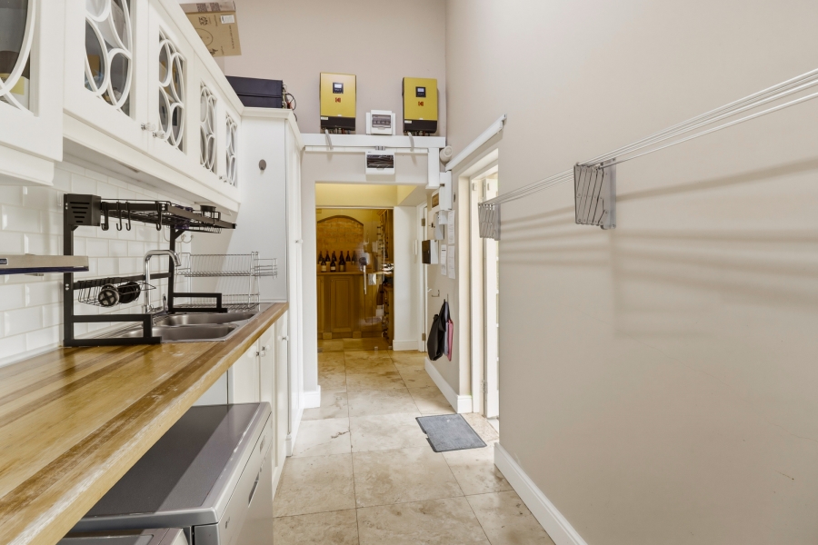6 Bedroom Property for Sale in La Concorde Western Cape